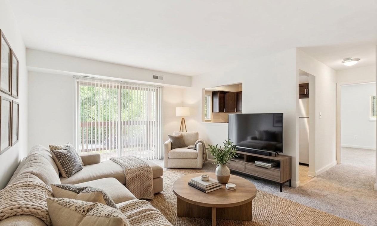 Montrose Manor - Photo 5 of 23