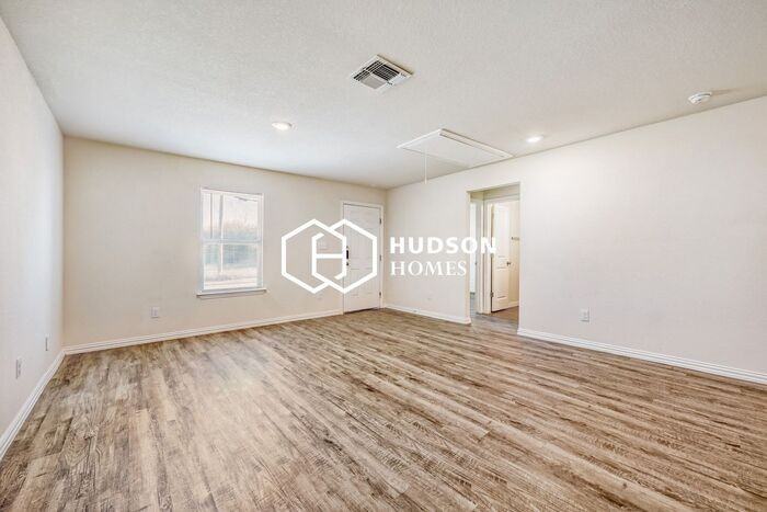 528 E New Braunfels St - Photo 3 of 14