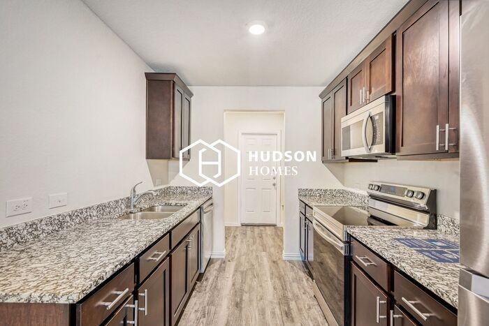 528 E New Braunfels St - Photo 5 of 14