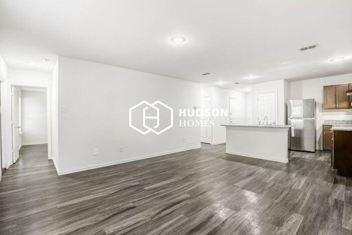 610 S Park St - Photo 3 of 14