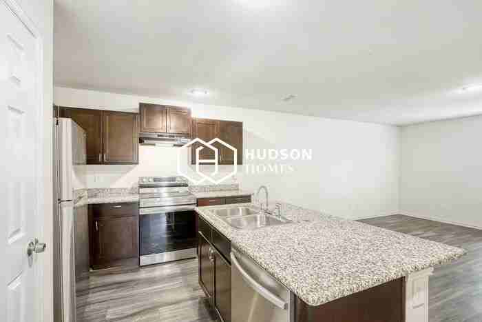 610 S Park St - Photo 4 of 14