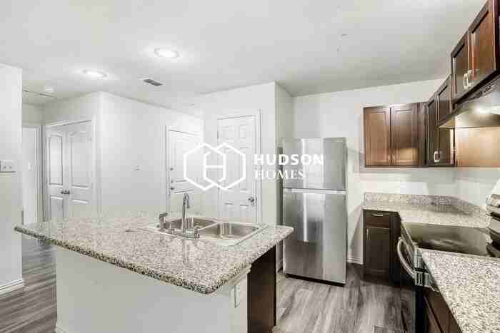 610 S Park St - Photo 5 of 14