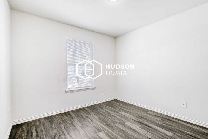 610 S Park St - Photo 6 of 14