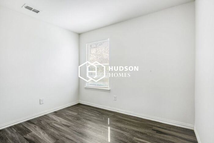 610 S Park St - Photo 7 of 14