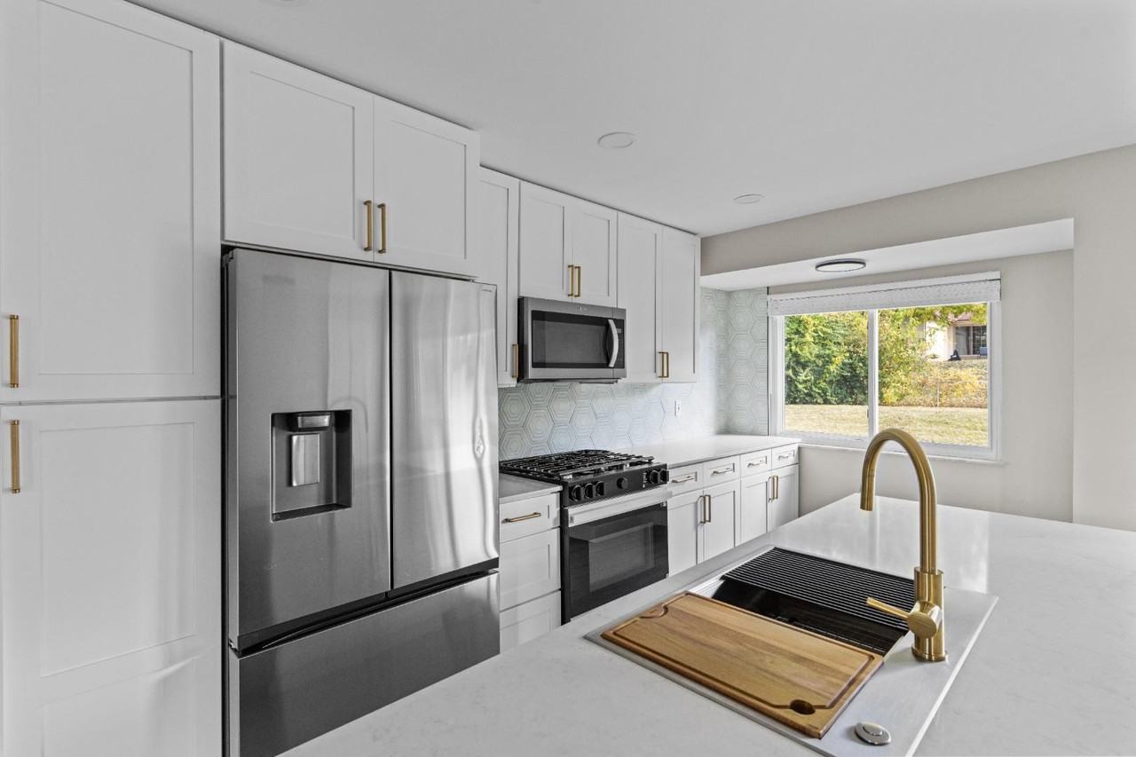 2180 Glenoro Dr - Photo 2 of 11