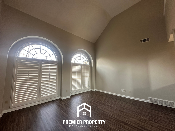 8813 Bredbury Cv E - Photo 3 of 33