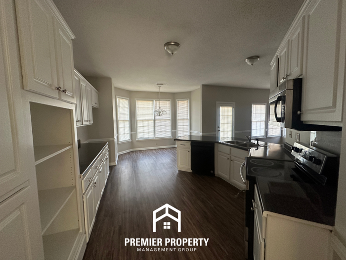 8813 Bredbury Cv E - Photo 7 of 33