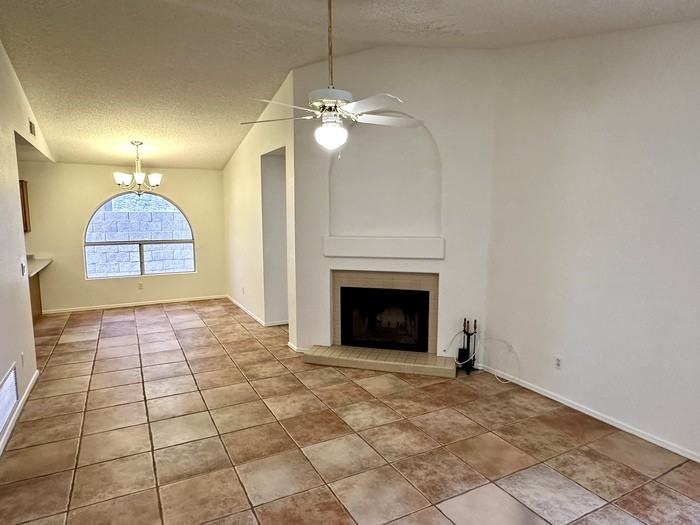 2914 E Woodland Dr - Photo 3 of 23