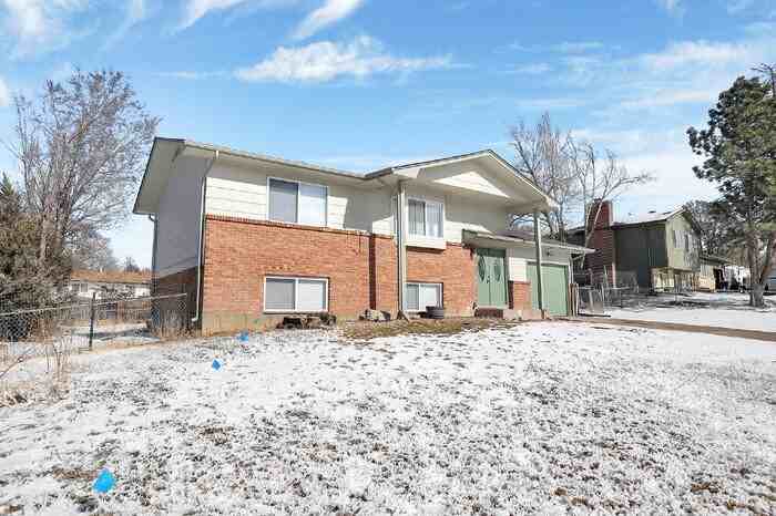 512 Squire St - Photo 2 of 28