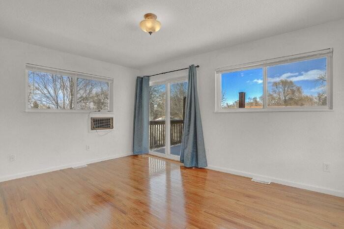 512 Squire St - Photo 6 of 28