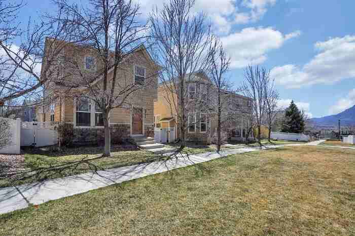 2424 Saint Paul Dr - Photo 2 of 30