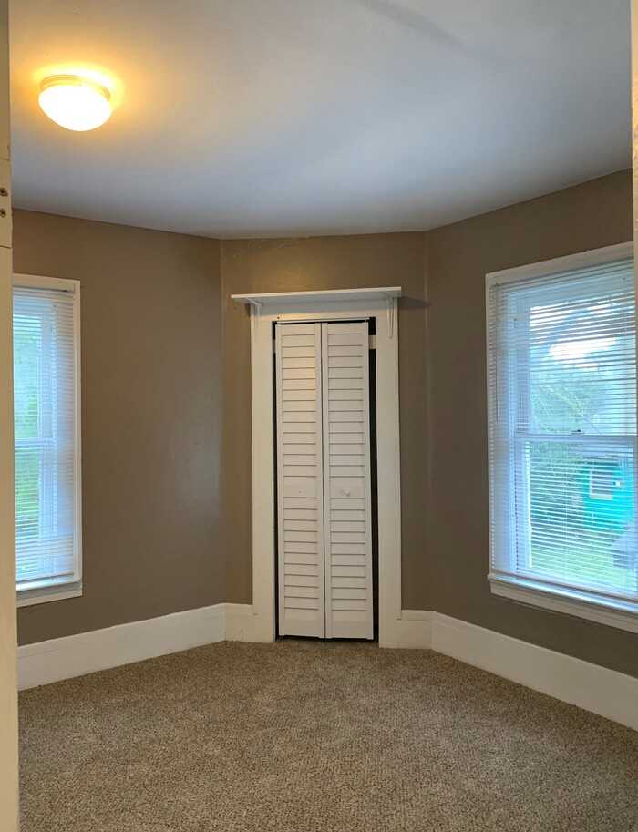 331 W 40th St - Photo 5 of 21