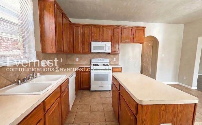 6411 Sparrows Glen Ln - Photo 2 of 31