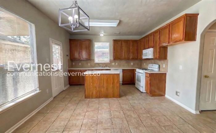 6411 Sparrows Glen Ln - Photo 3 of 31