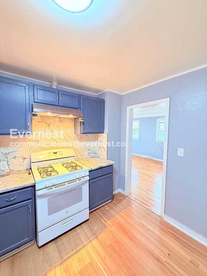 8640 Chalmers Ave - Photo 4 of 32