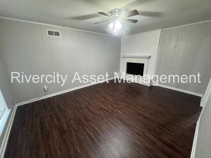 3219 Holly Berry Dr - Photo 2 of 12