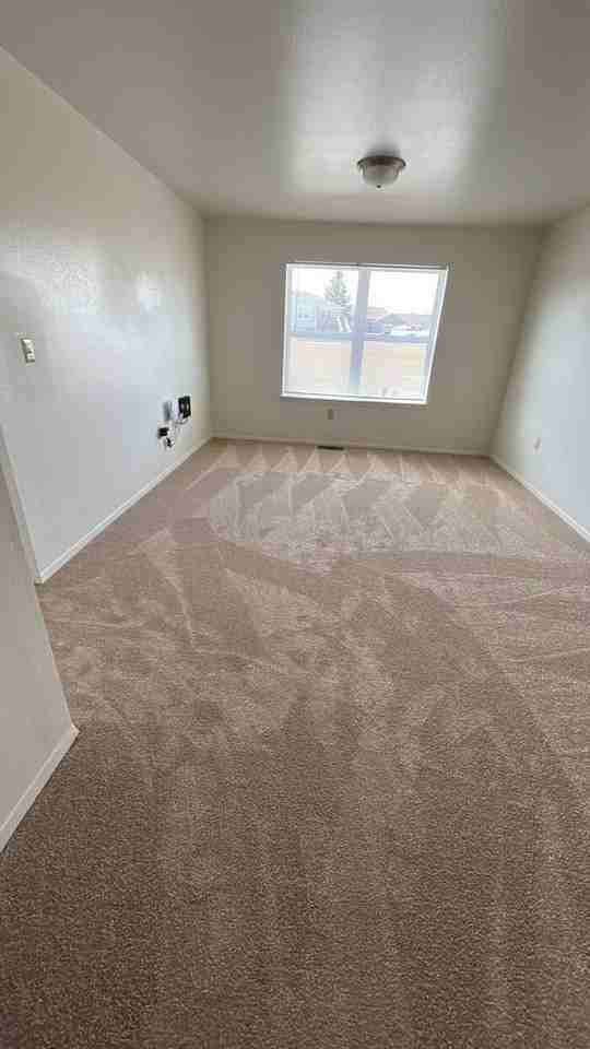 405 Mickelson Ct - Photo 3 of 5