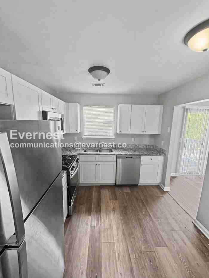 1510 Marshall Ln Se - Photo 3 of 25