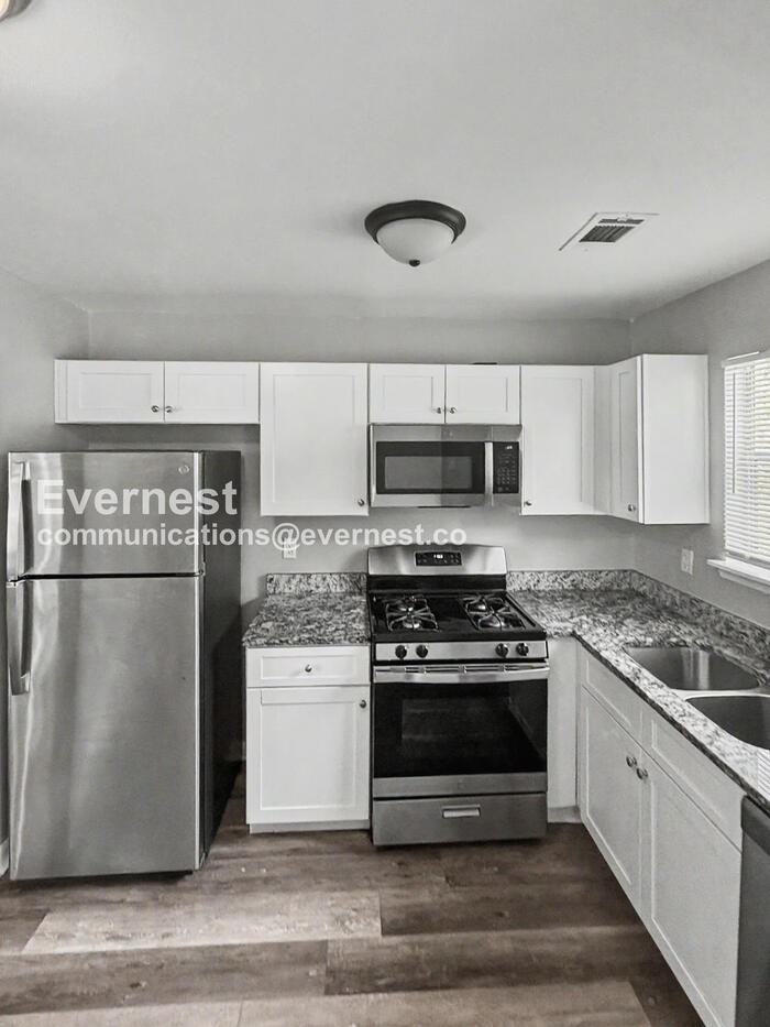 1510 Marshall Ln Se - Photo 4 of 25