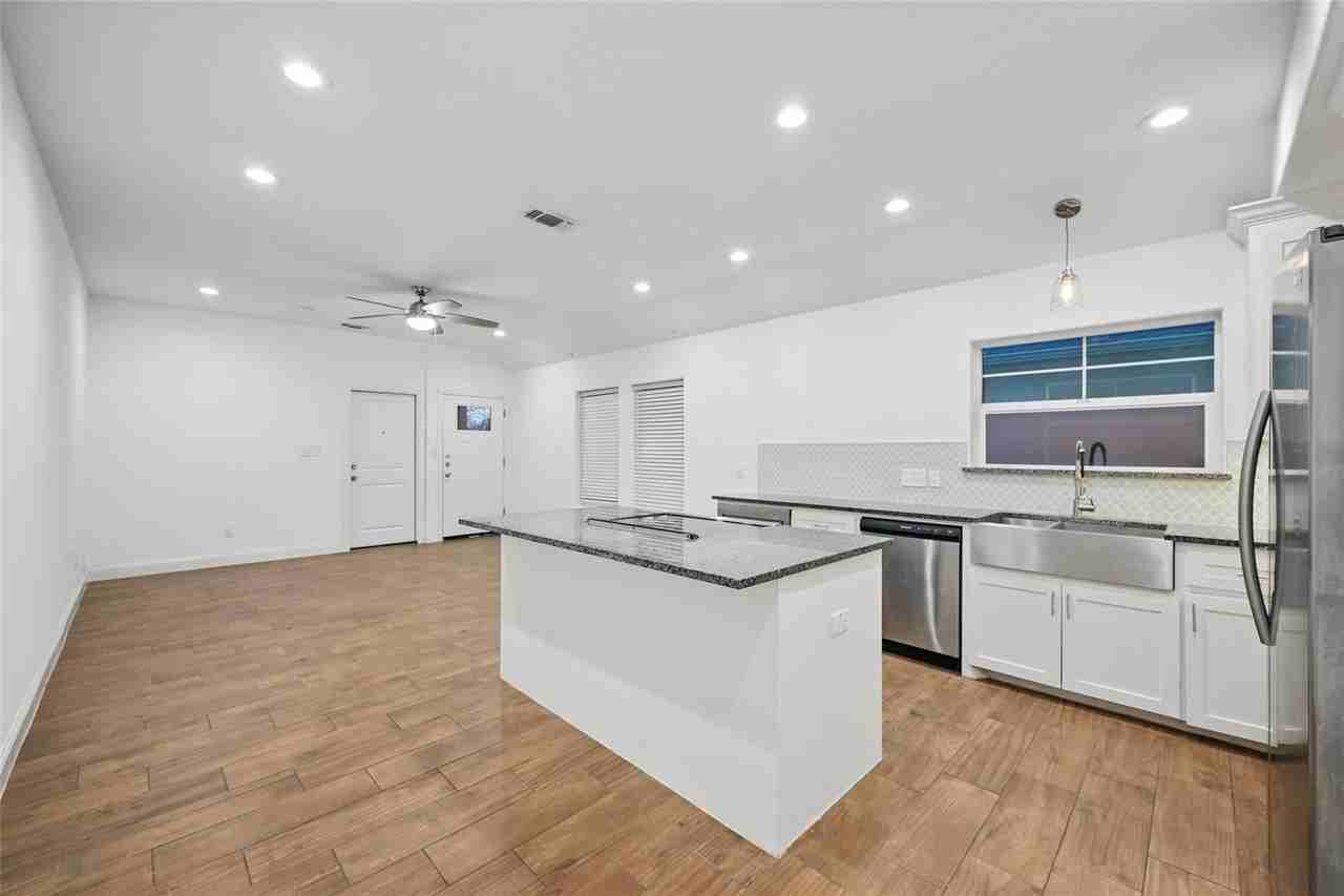 609 E Carter St #609 - Photo 3 of 21