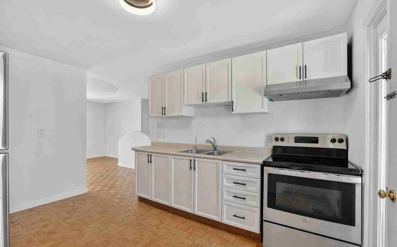 704 Brock St S - Photo 2 of 13