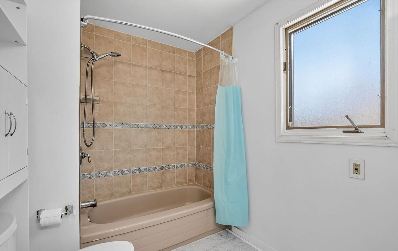 704 Brock St S - Photo 4 of 13