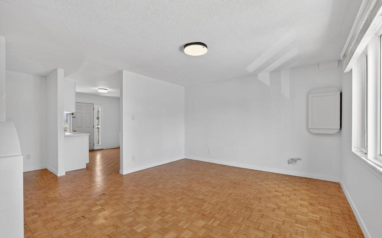 704 Brock St S - Photo 7 of 13