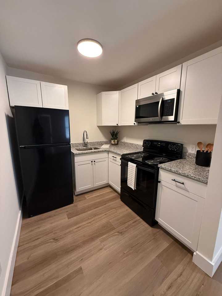 1020 College - Photo 5 of 11