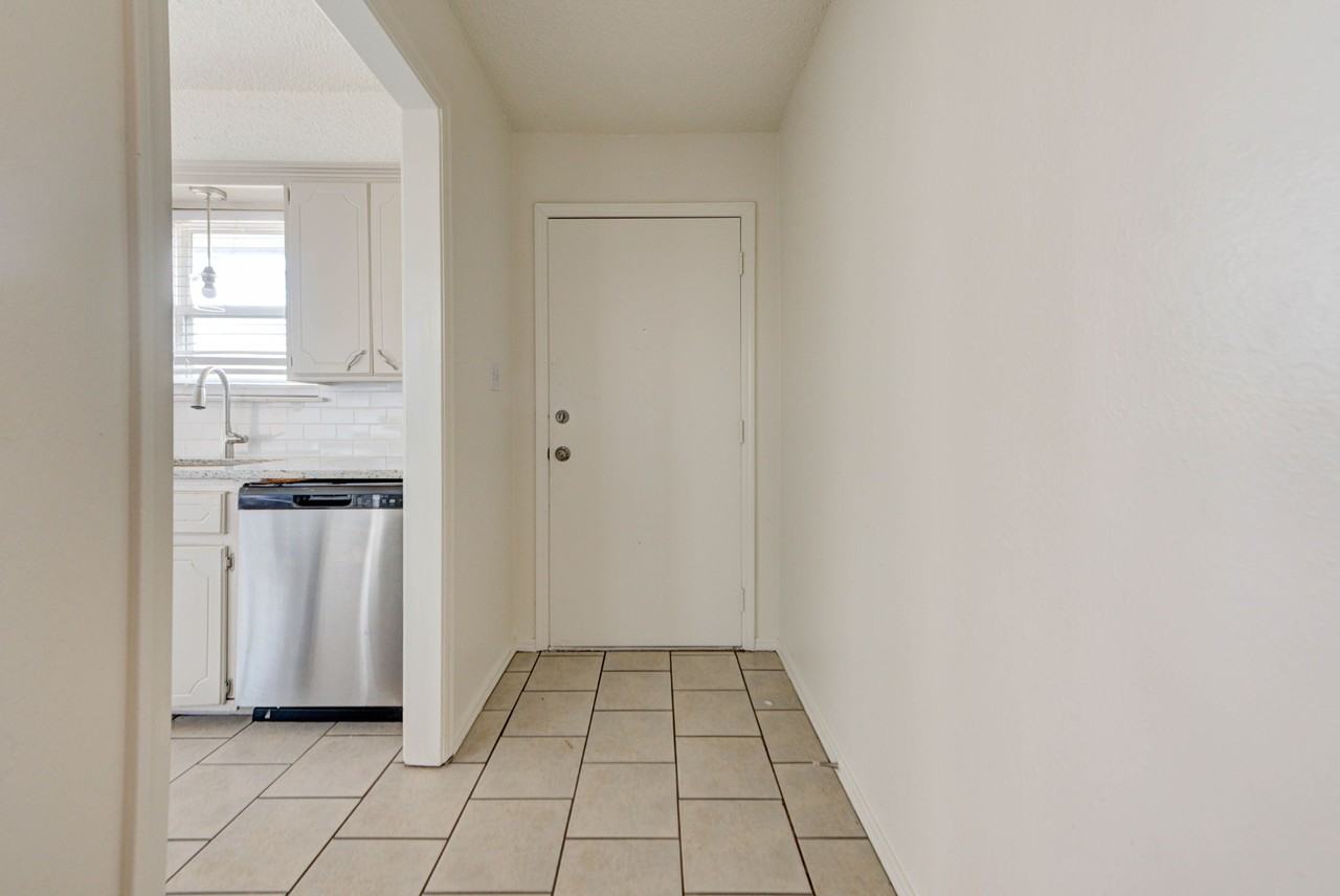 1528 Elk Cir #1 - Photo 3 of 17