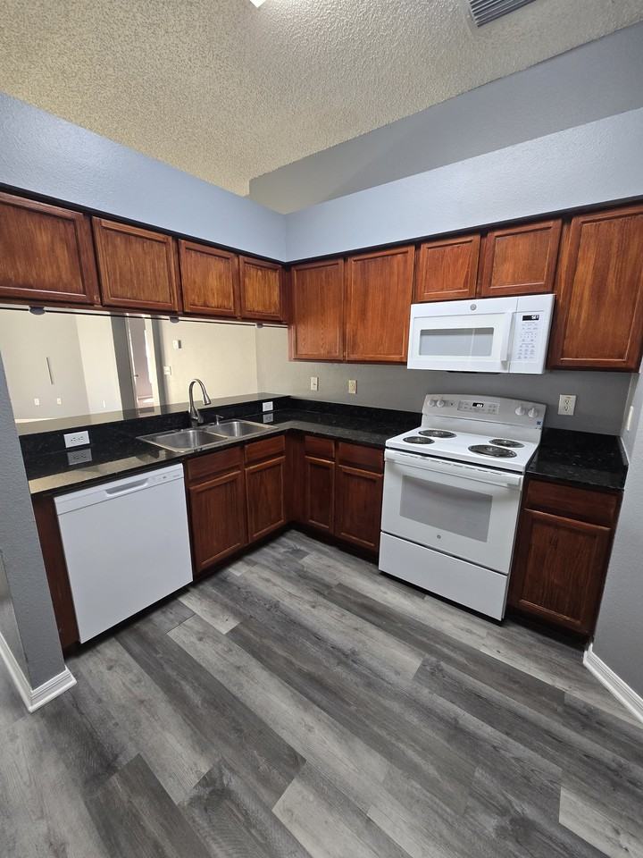 11752 Lynmoor Dr #1 - Photo 3 of 7