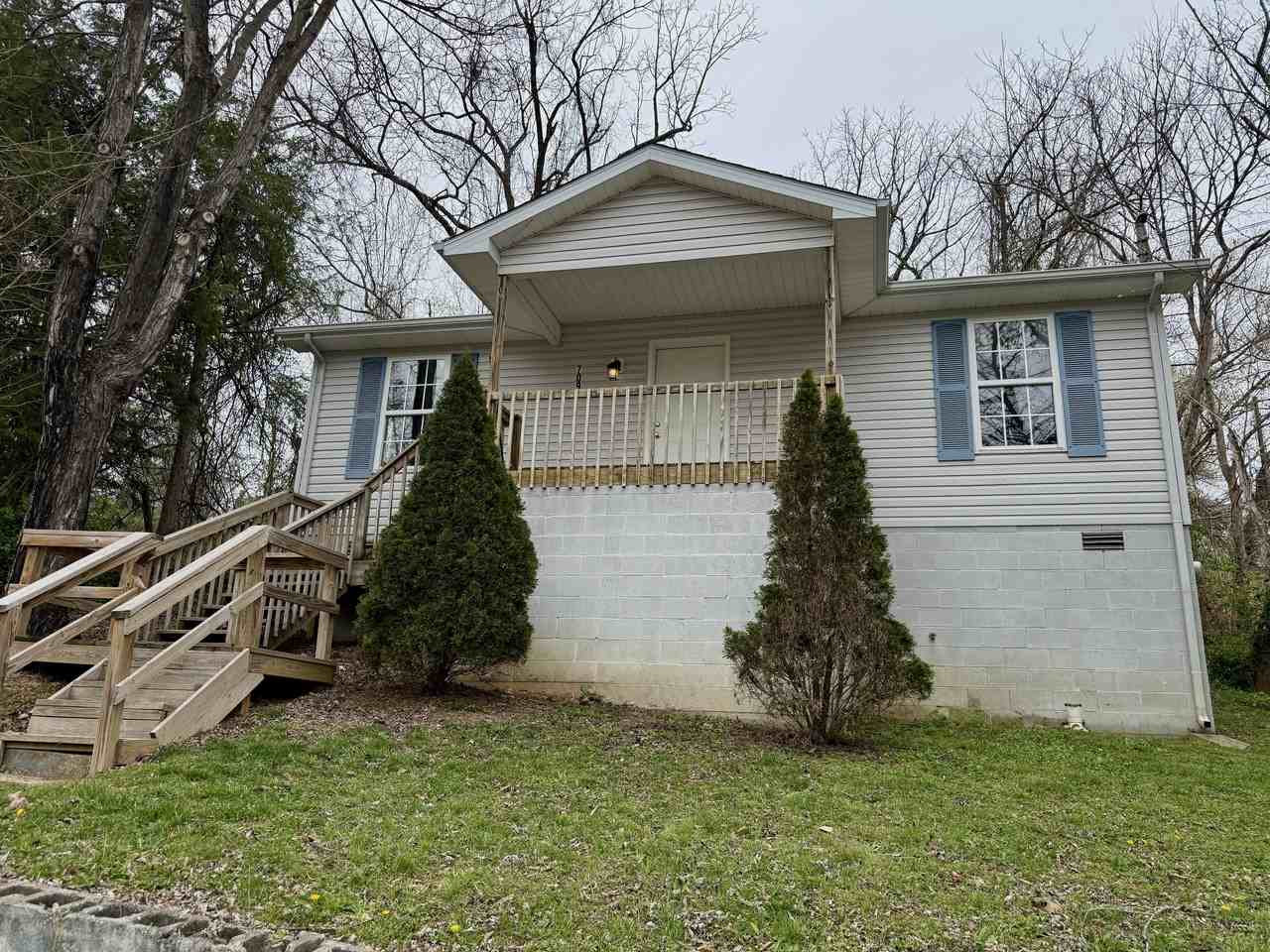 709 W Columbia St #1 - Photo 2 of 11