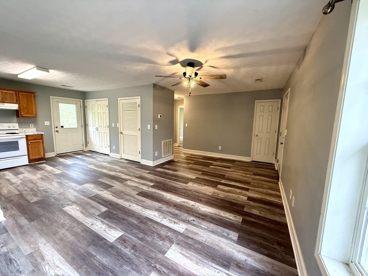 709 W Columbia St #1 - Photo 3 of 11