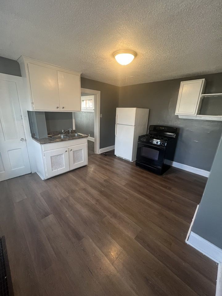 644 Thomas Ave #1 - Photo 3 of 6