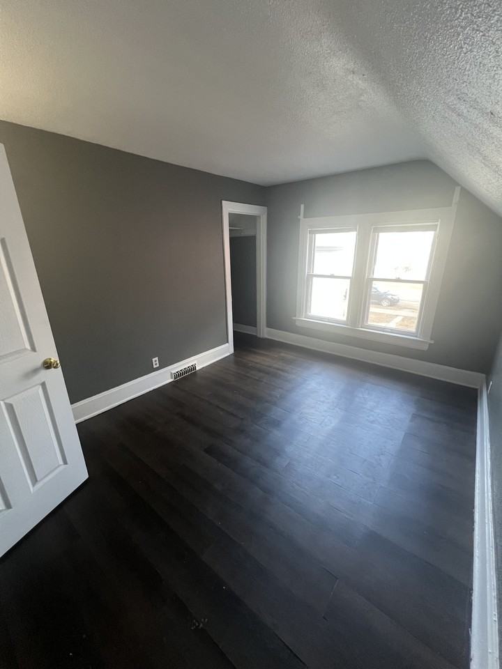 644 Thomas Ave #1 - Photo 5 of 6
