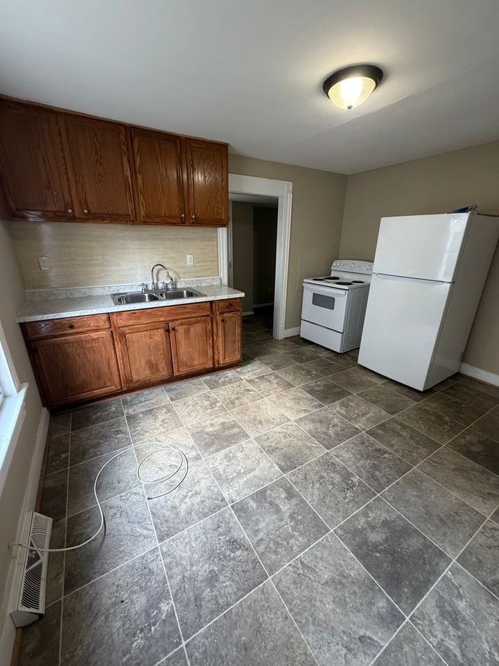 313 Wadsworth St - Photo 7 of 11