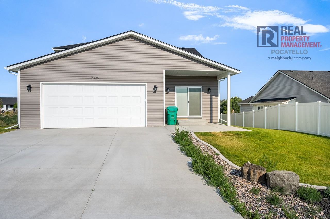 6135 Beacon Ln - Photo 2 of 40