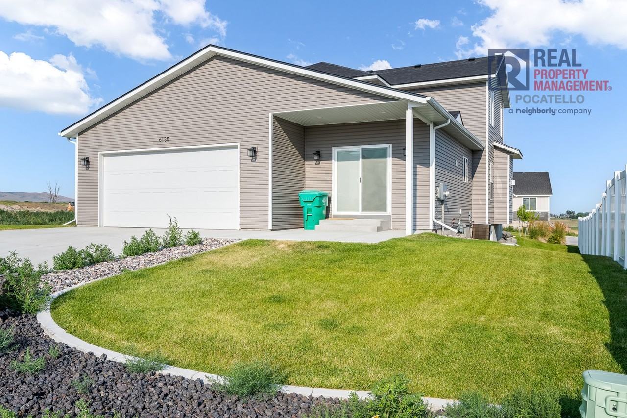 6135 Beacon Ln - Photo 4 of 40