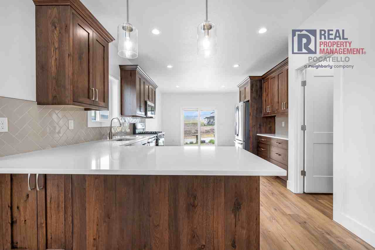 6135 Beacon Ln - Photo 5 of 40