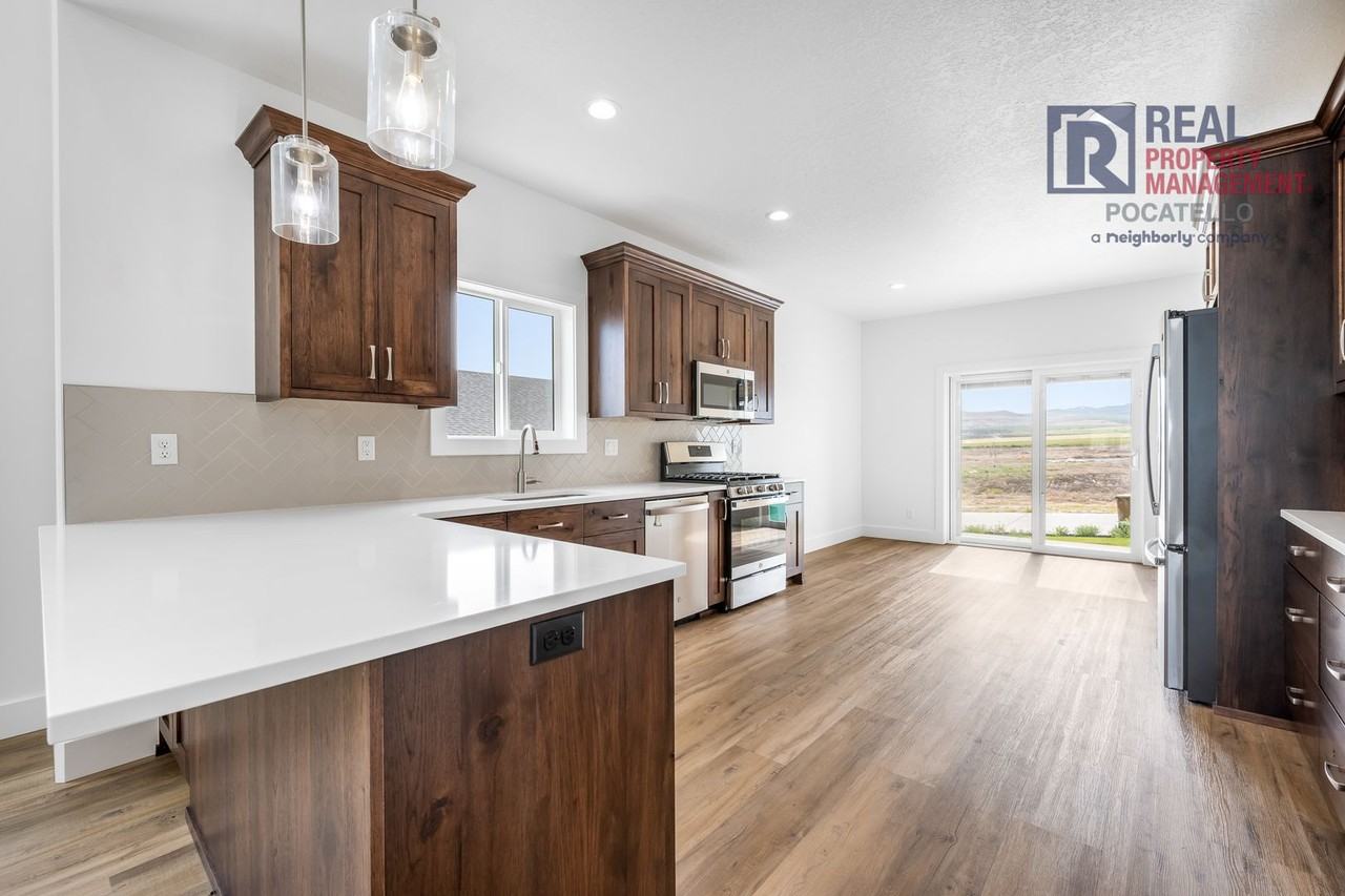 6135 Beacon Ln - Photo 6 of 40