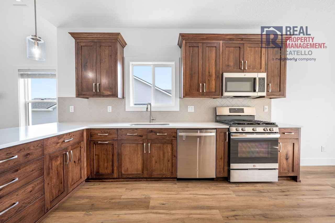 6135 Beacon Ln - Photo 7 of 40