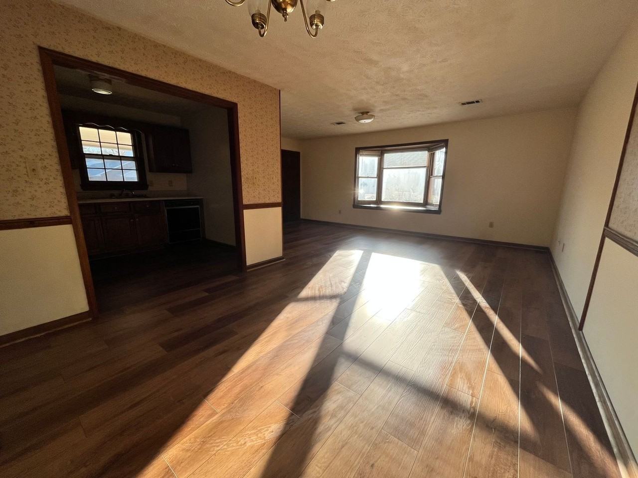 135 Williamson St Sw - Photo 3 of 9