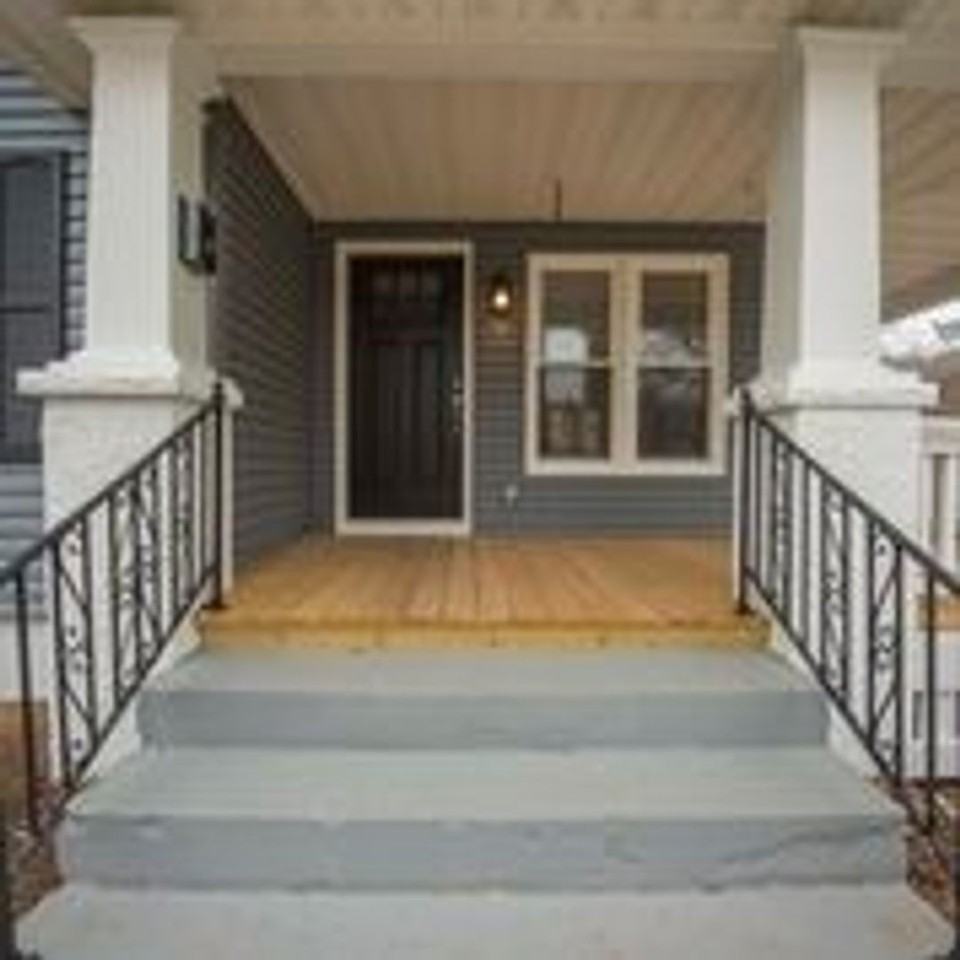 1077 S Roanoke Ave - Photo 2 of 16