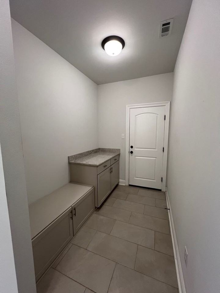 9922 Stratford Dr - Photo 5 of 21