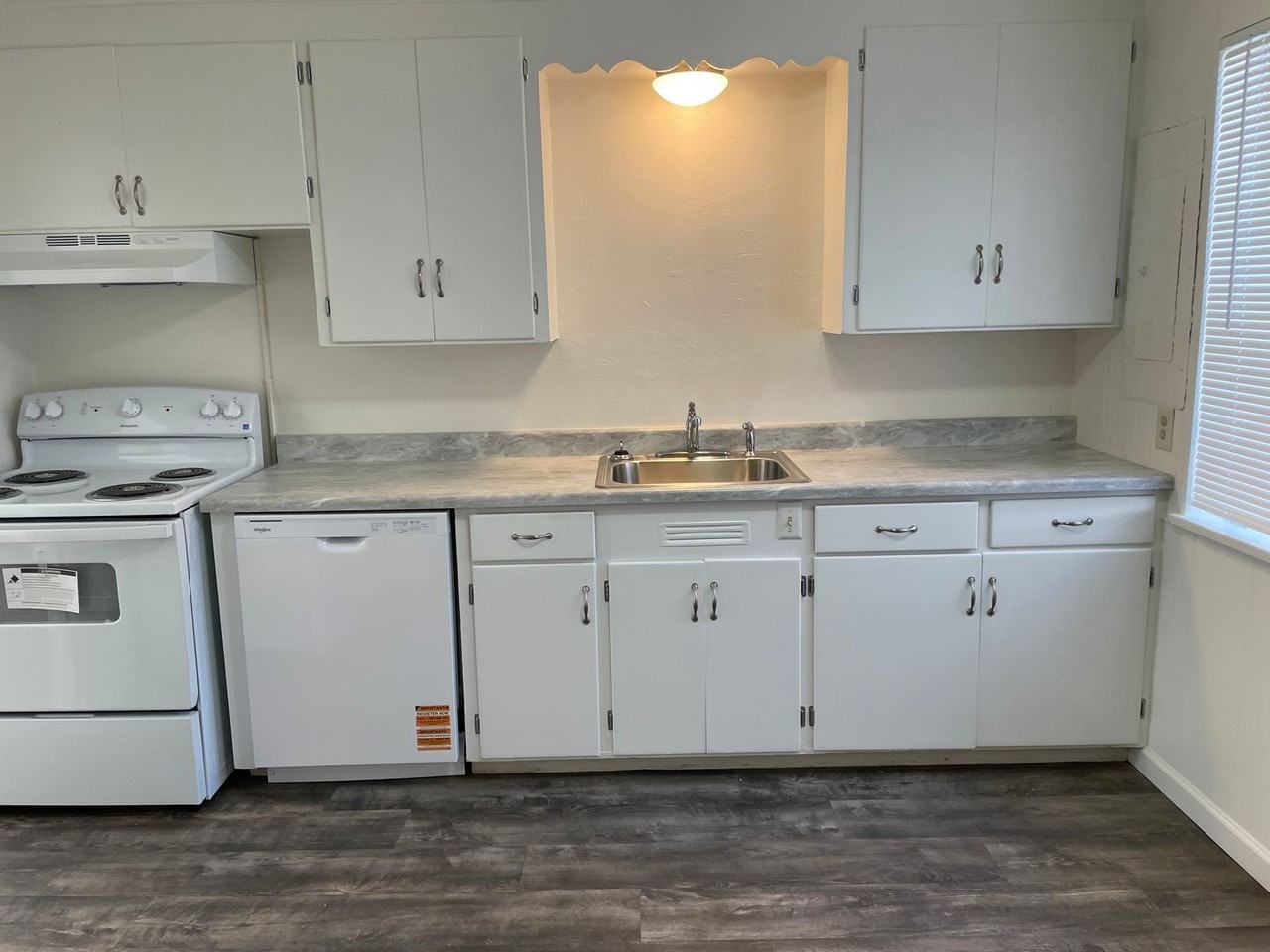 1013 W Lakeside Dr - Photo 2 of 9