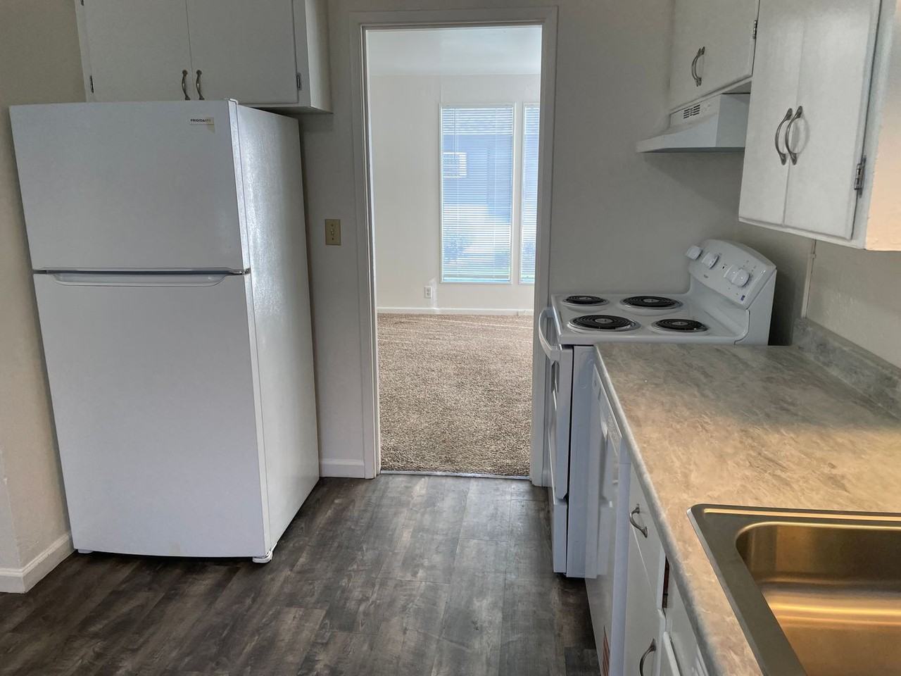 1013 W Lakeside Dr - Photo 3 of 9