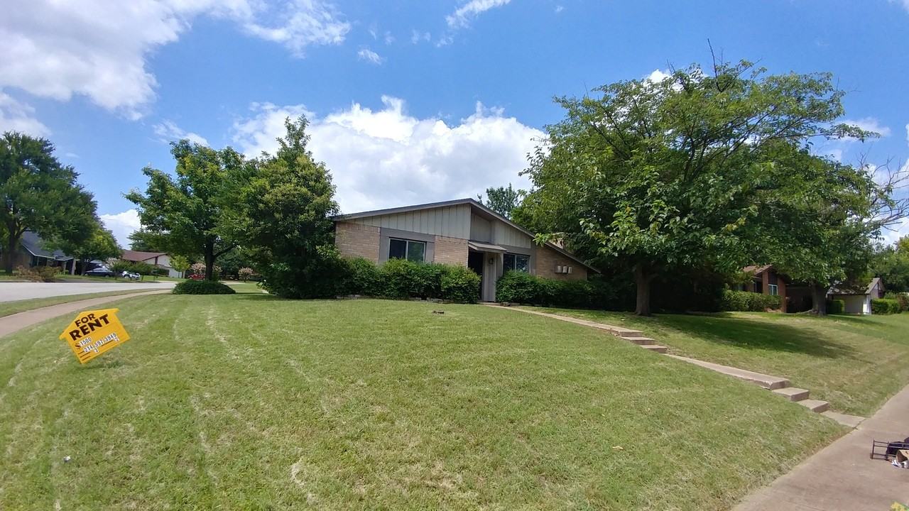 503 Dean Ct - Photo 2 of 11