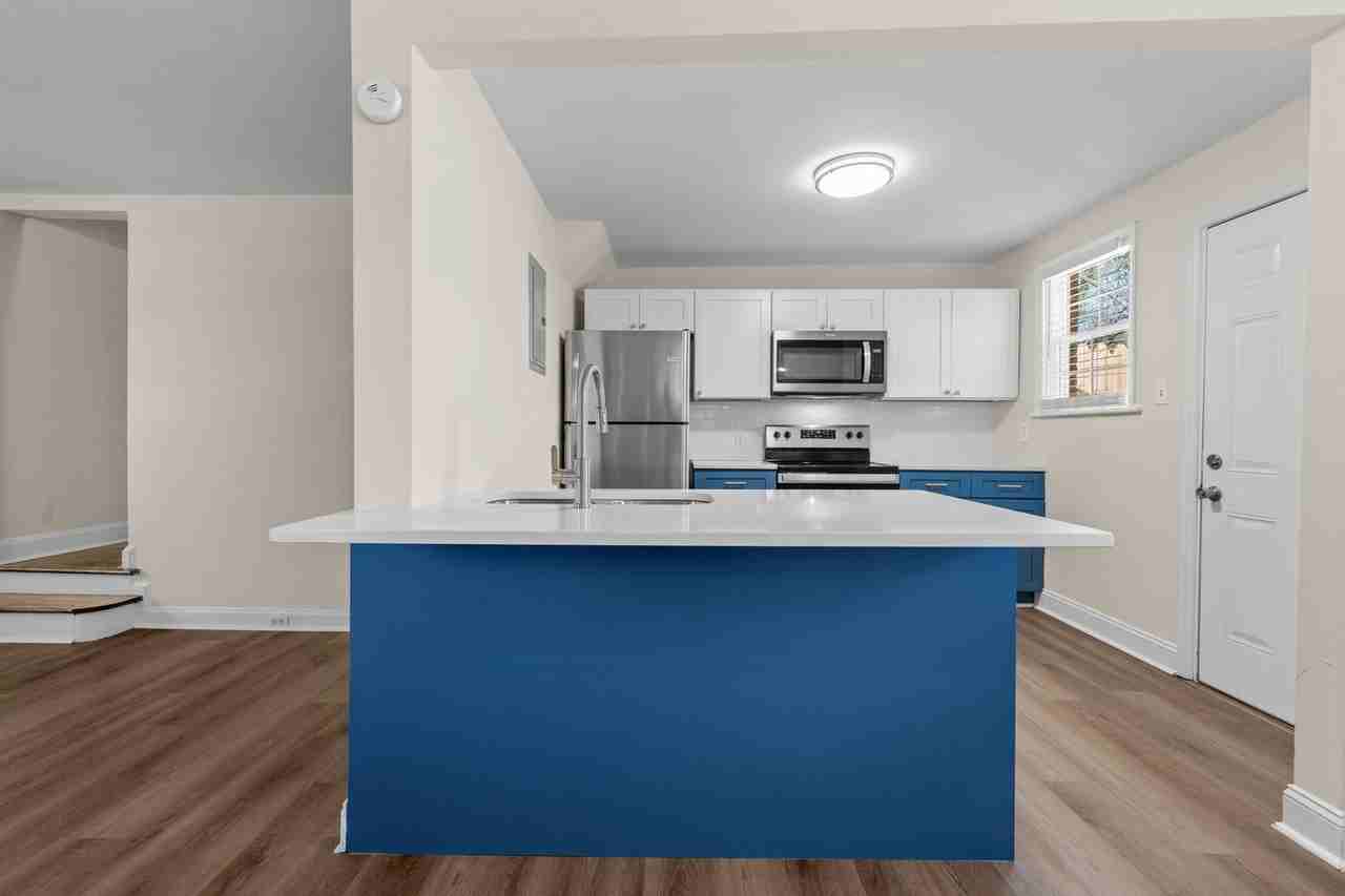 906 Clarendon St #A - Photo 5 of 17