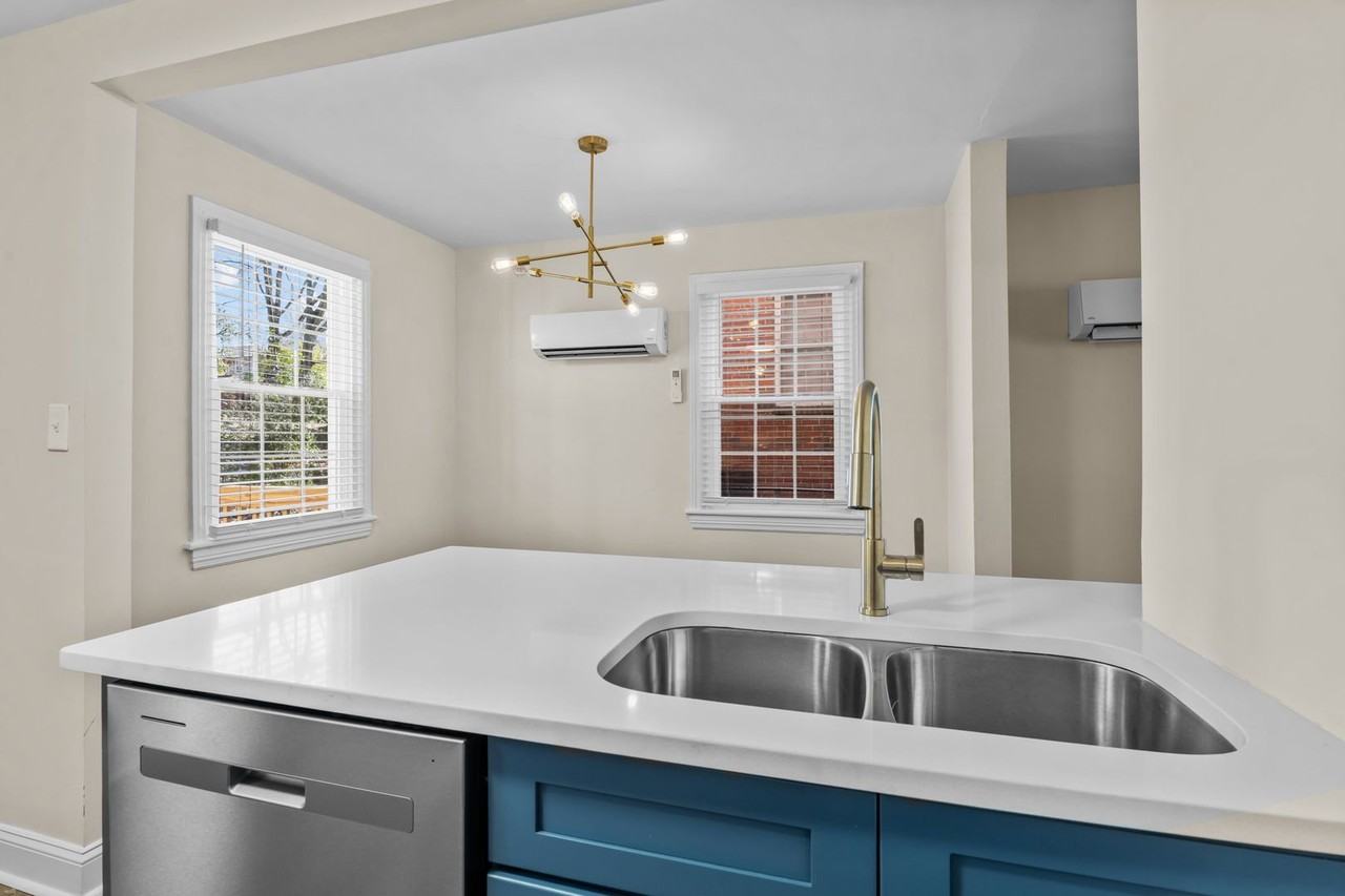 906 Clarendon St #A - Photo 7 of 17