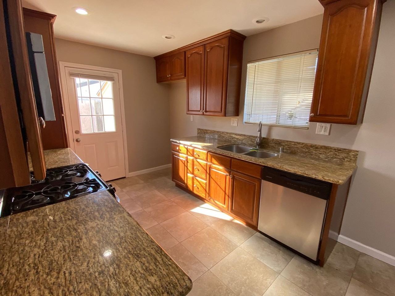 1620 Fremont Ave - Photo 4 of 16