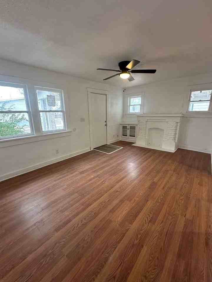 2106 S Pierce St - Photo 4 of 19